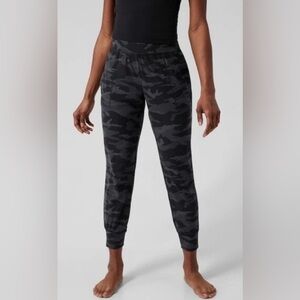 Athleta Salutation Camo Jogger, size S (petite), like new!